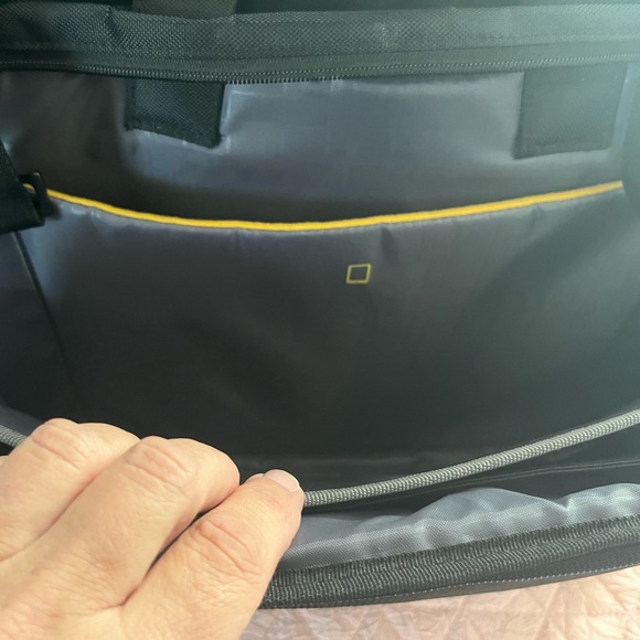 Targus Resolution laptop travel case with reinforced handle and strap - Picture 5 of 10